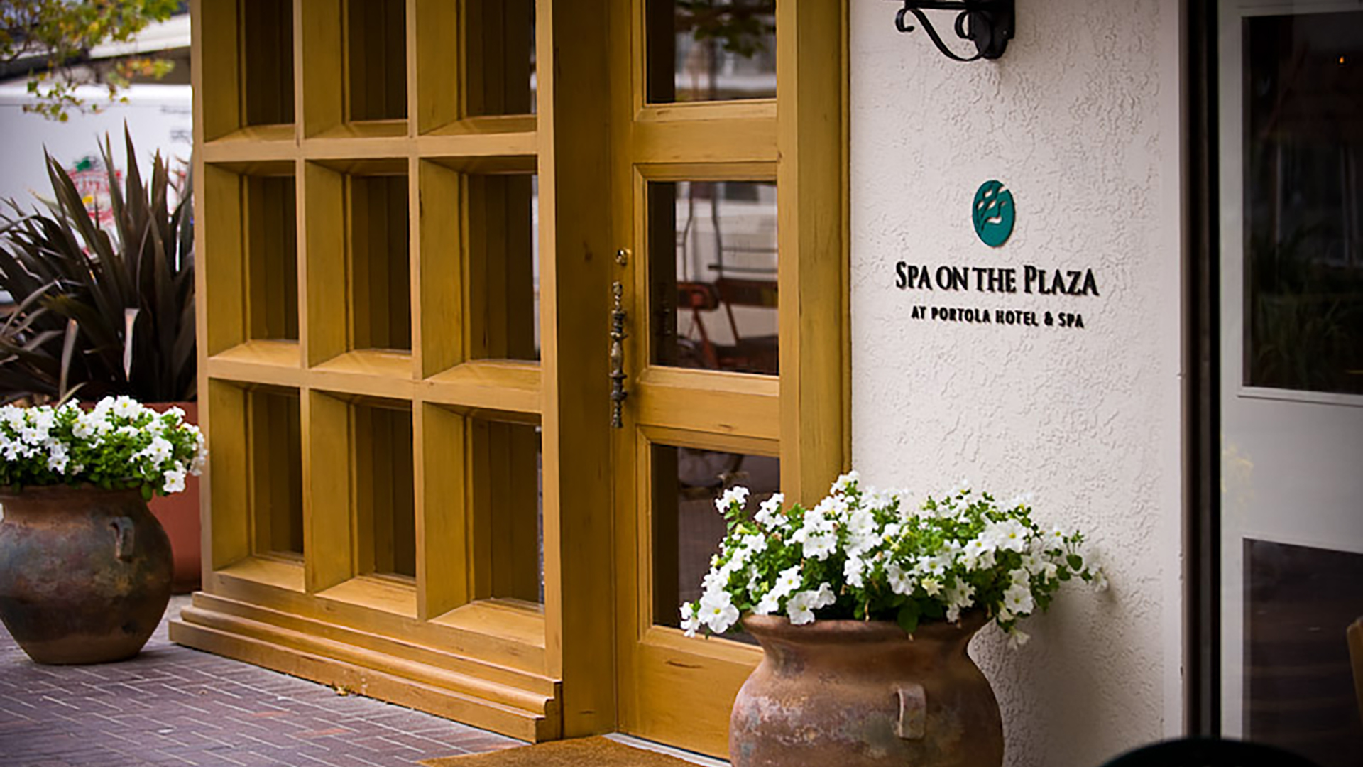 Spa On The Plaza exterior of building
